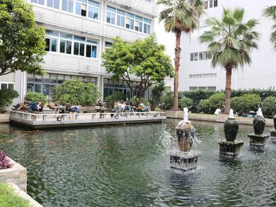 東莞潤(rùn)東方環(huán)保空調(diào)公司銷售部戶外休息區(qū)